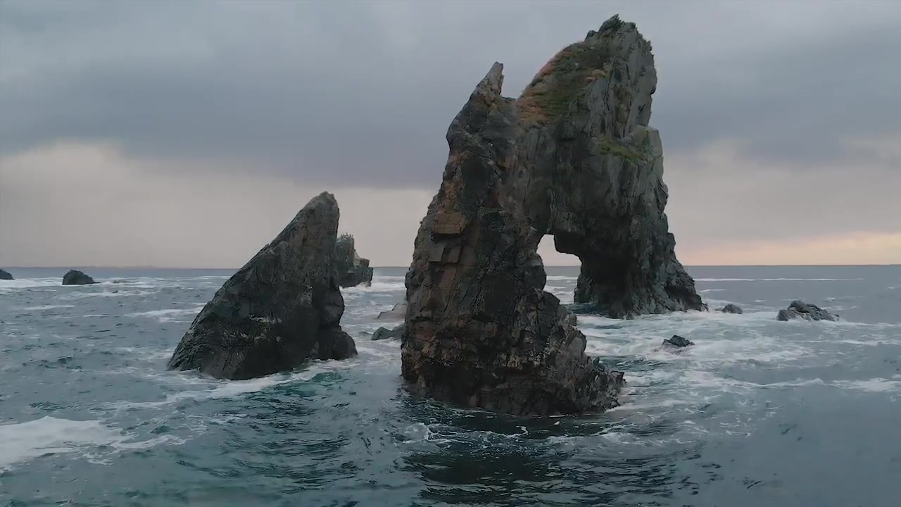 Crohy Head em Donegal, Irlanda, ondas do oceano nas rochas