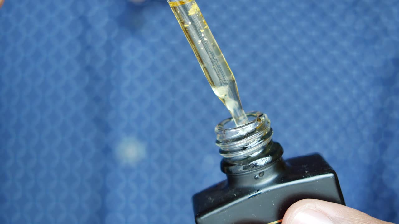 유리 병 에 유칼립투스 에센셜 오일 을 사용 하는 남자 들