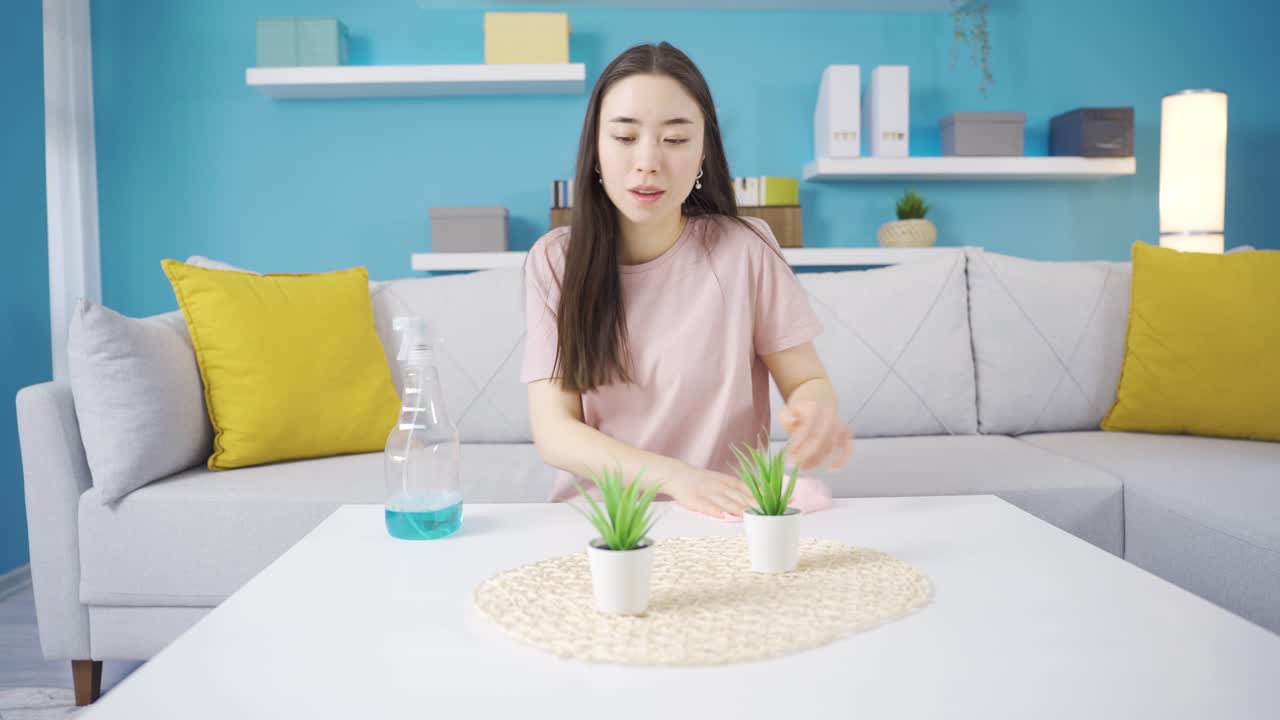 청소하는 젊은 아시아 여성이 피곤해지고 있습니다.