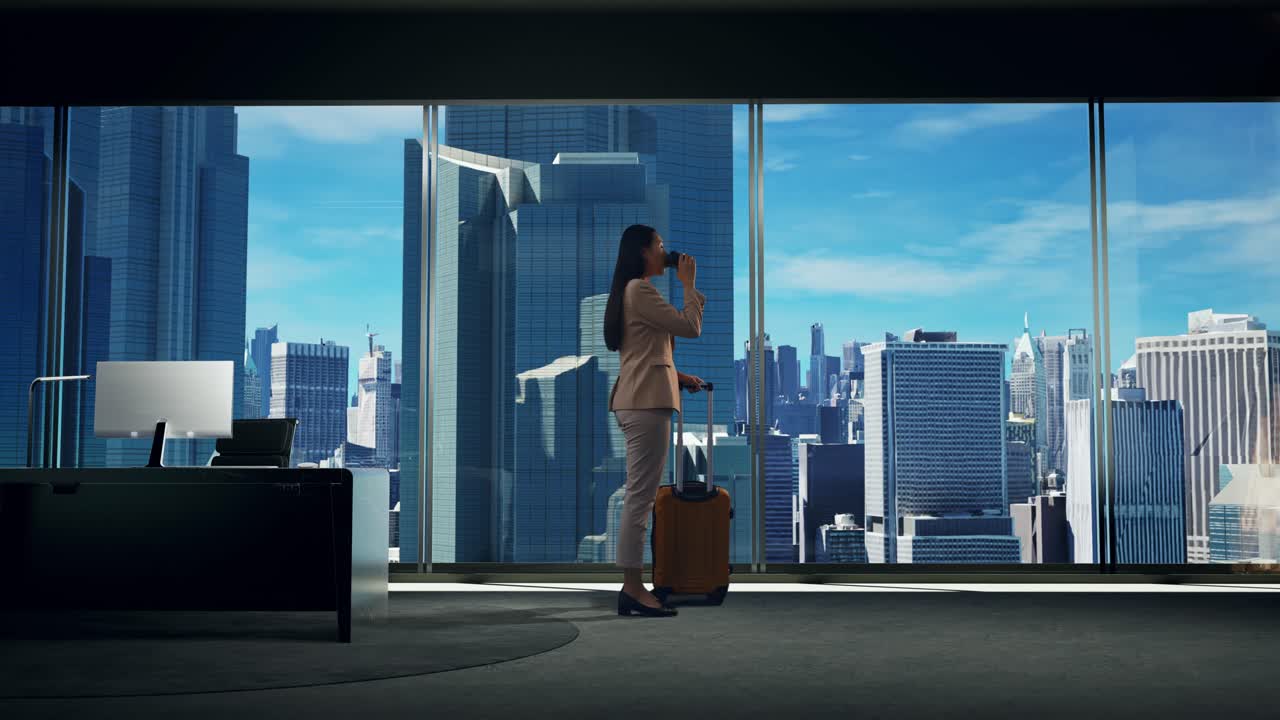 가방을 들고 있는 아시아인 사업가 여성이 커피를 마시며 창문 밖에서 초고층 건물이 있는 큰 도시를 바라보고 있습니다.