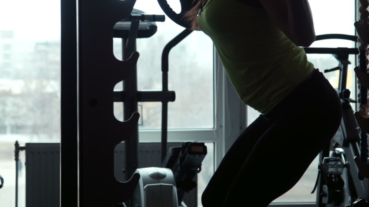 체육관 에서 웨이트 리프팅 하는 여자