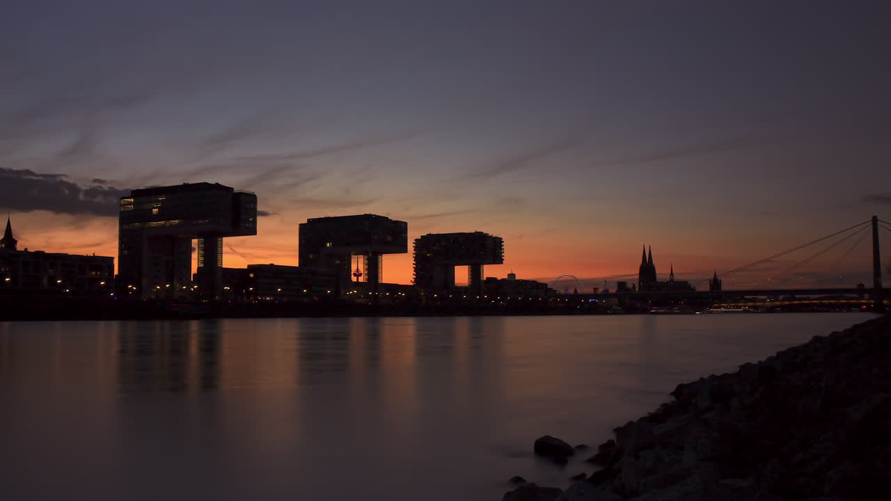 코롱 크레인 하우스와 전경에 있는 라인강의 화려한 낮부터 밤까지의 타임랩스