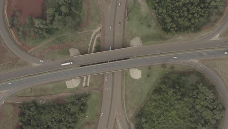 imágenes aéreas de drones del intercambio de la carretera de ngong con las carreteras de circunvalación del sur, nairobi, kenia
