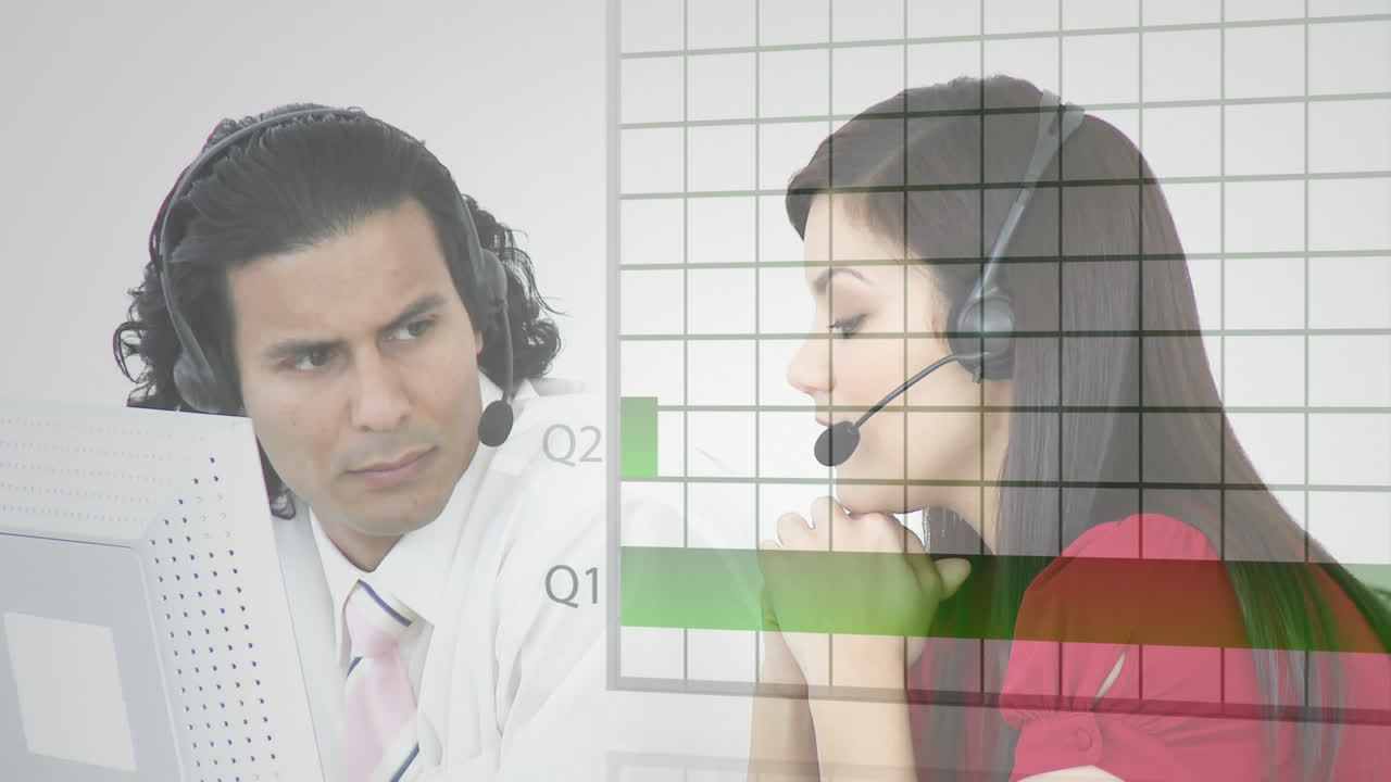 animación de estadísticas y procesamiento de datos sobre personas de negocios que usan auriculares telefónicos