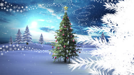 nieve cayendo sobre el árbol de navidad en el paisaje de invierno contra las nubes en el cielo