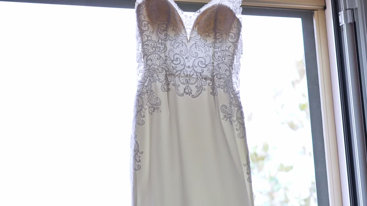 창가에 걸려 있는 웨딩드레스, 슬로우 모션 샷