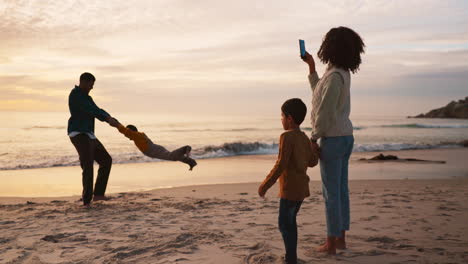 Strand,-Sonnenuntergang-Und-Familie,-Die-Ein-Foto-Macht