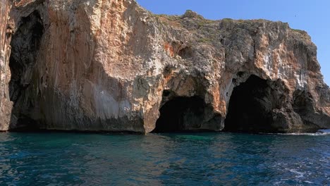 hermosas cuevas de vedusella o verdusella en italia