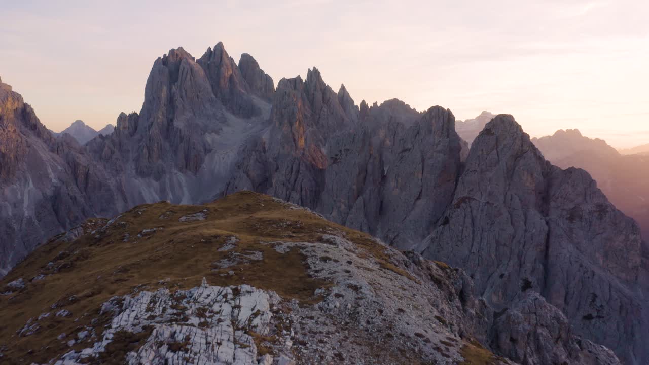 Incredibile ripresa aerea in allontanamento rivela la vetta.