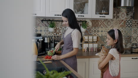 la familia cocinando juntos