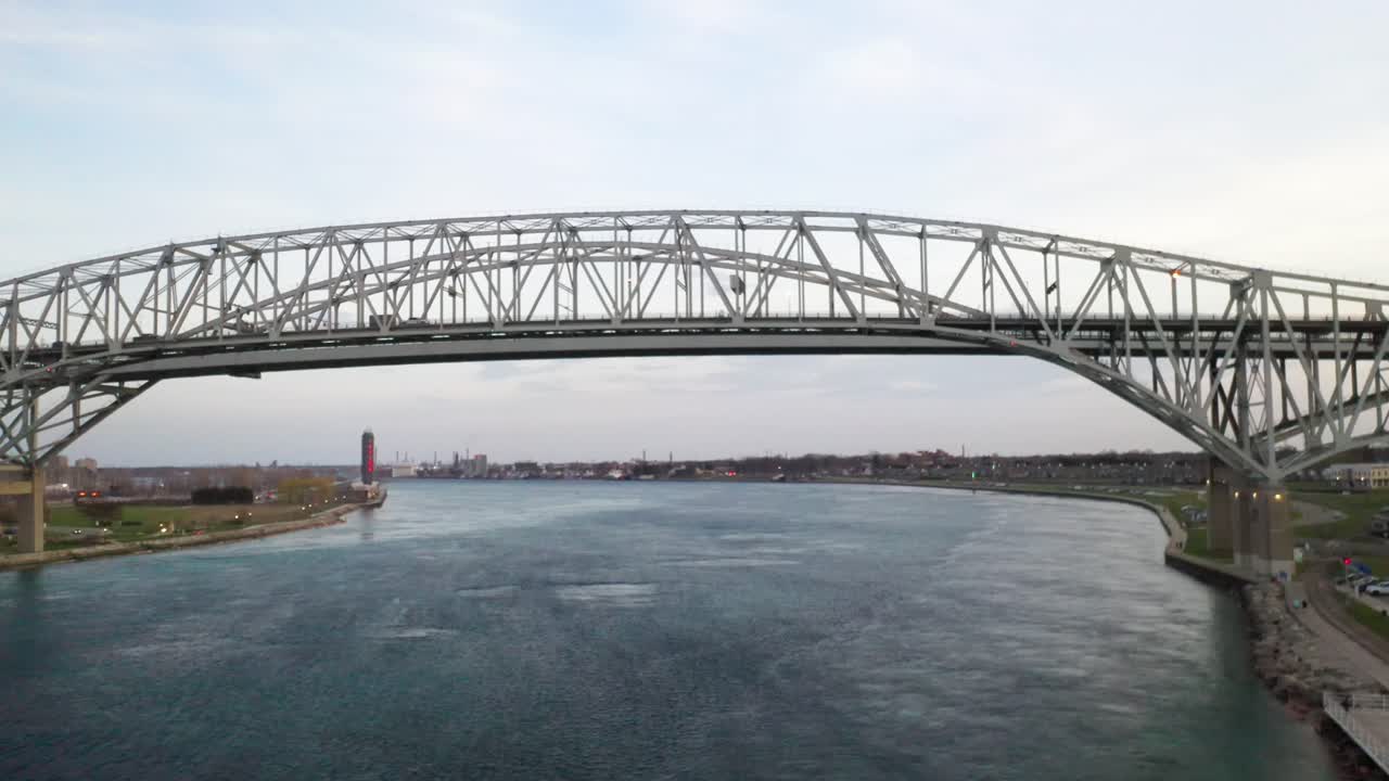 미국 미시간 주 포트 휴런과 캐나다 온타리오 주 사니아를 연결하는 푸른 물 다리 저녁 드론 비디오 앞으로 이동