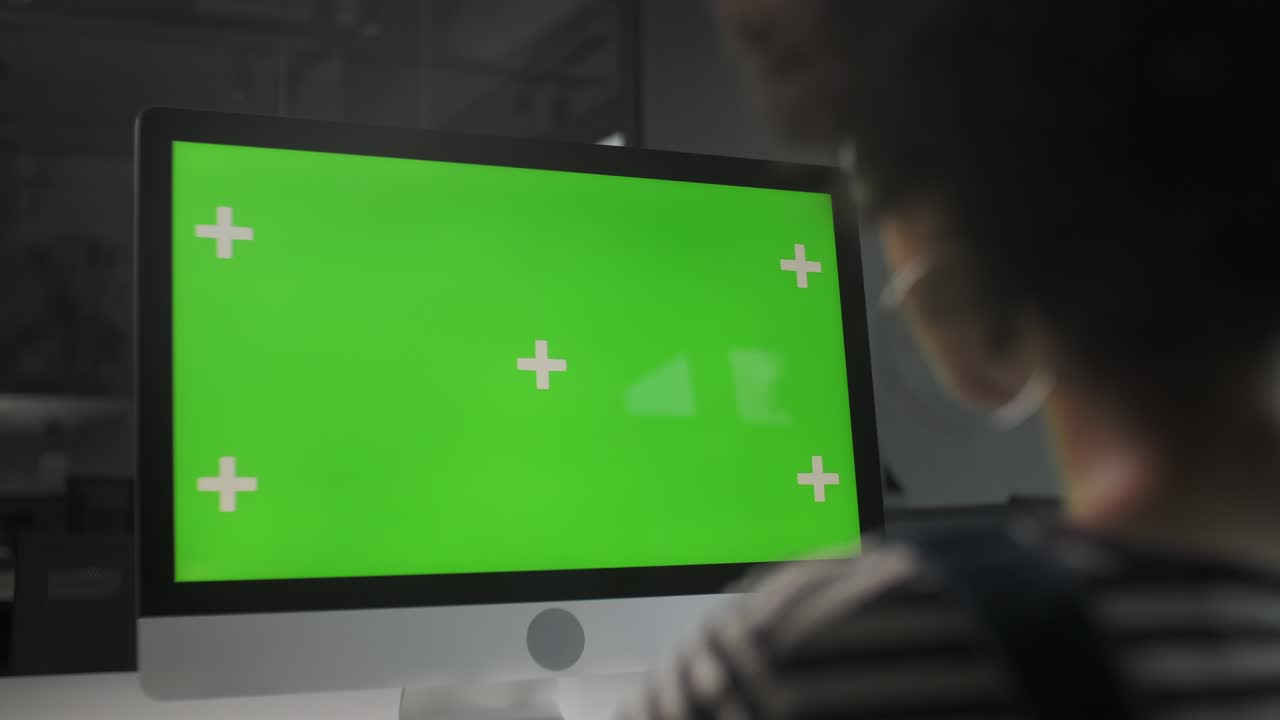 manos de mujer de negocios trabajando en internet en computadora pc en el escritorio. manos de chica escribiendo en el cuaderno de pantalla verde. cerca de mujer freelance busca información en internet