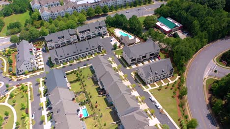 toma aérea de drones de un pequeño vecindario en alpharetta, ga, inclinándose hacia arriba para observar la mayor parte de la ciudad
