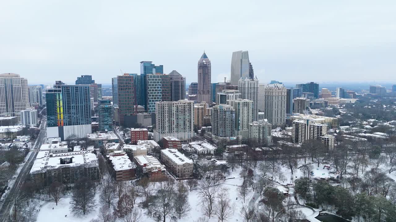 Ripresa aerea in movimento su Midtown Atlanta, Georgia, coperta di neve.