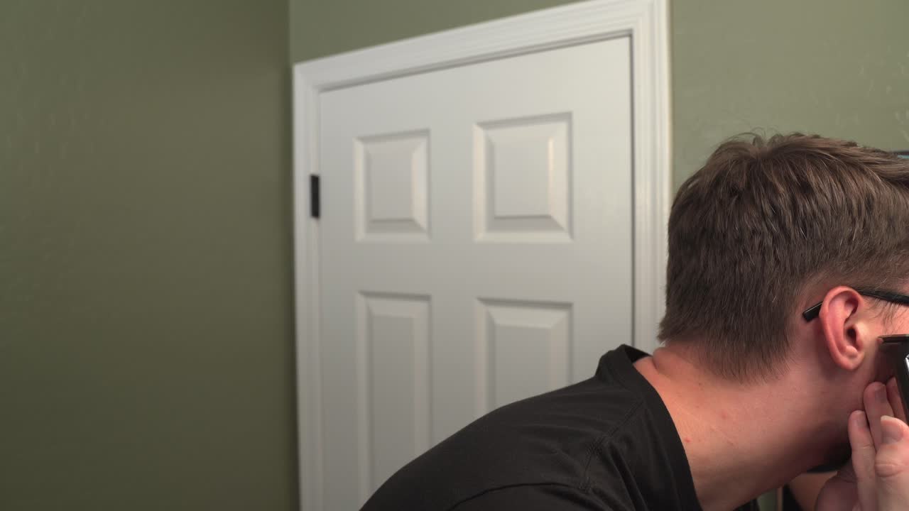 수년간 처음으로 수염과 안경을 가진 백인 남자가 수염을 면도합니다.