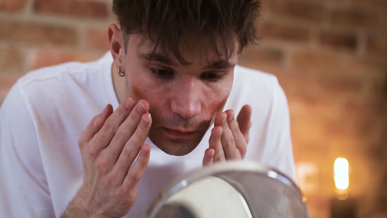 hombre en el dormitorio