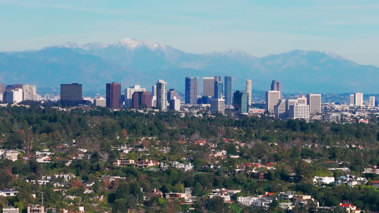 panoramica a sinistra del drone di west hollywood fuori los angeles