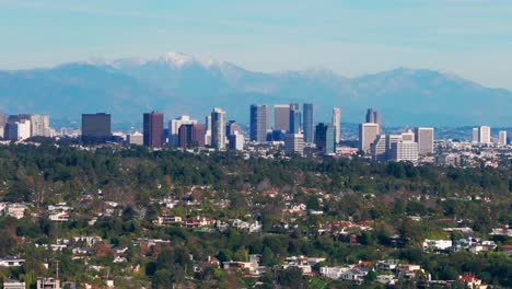 Toma-Panorámica-Hacia-La-Izquierda-Con-Un-Dron-De-West-Hollywood-En-Las-Afueras-De-Los-Ángeles.