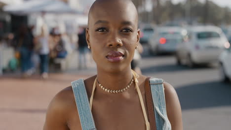 Retrato-De-Una-Hermosa-Joven-Afroamericana-Masticando-Chicle-Con-Un-Aspecto-Tranquilo-Y-Pensativo-Disfrutando-De-Una-Cálida-Y-Soleada-Playa-Urbana