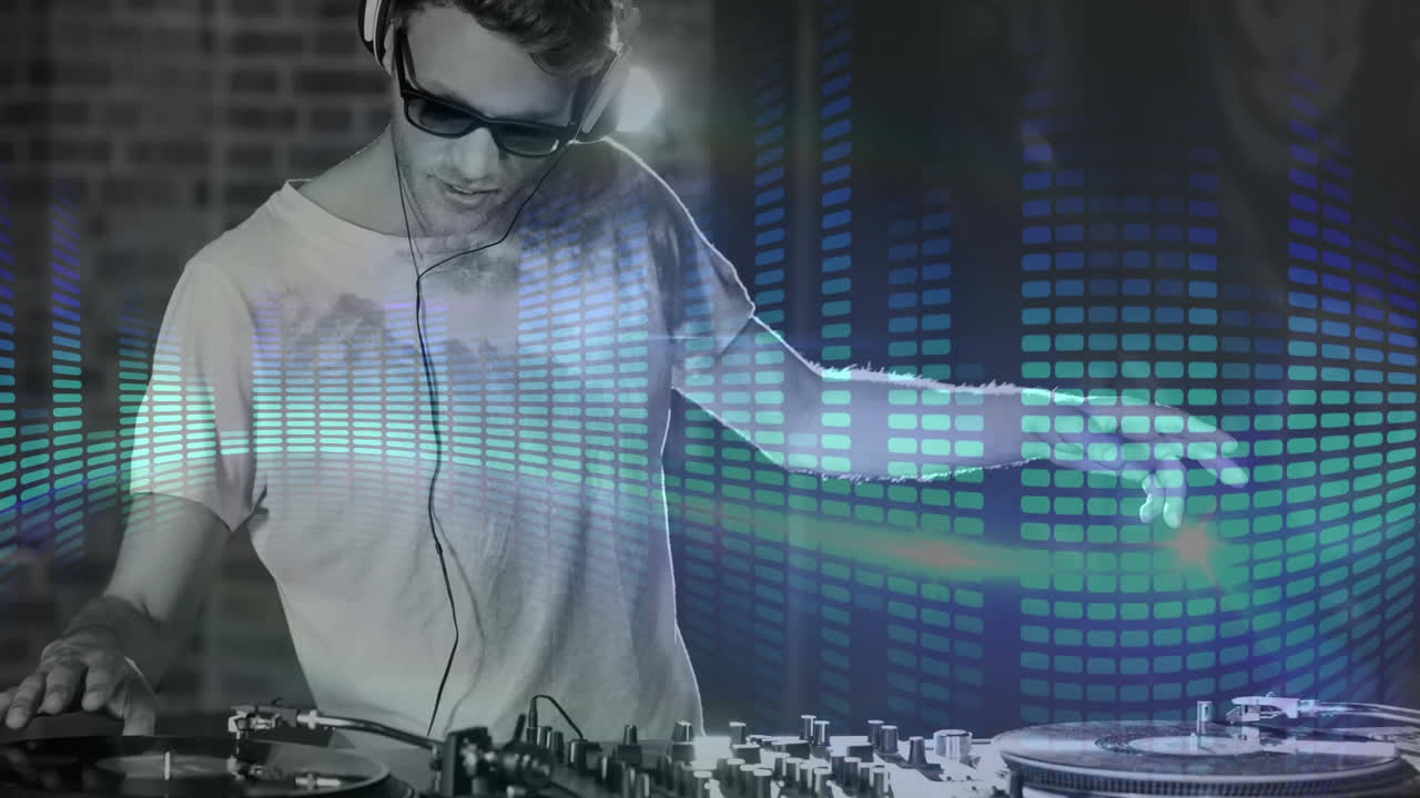 animación digital que muestra a un discotequista sonriente mezclando música en un pub 4k