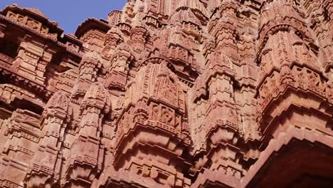 arquitectura del antiguo templo hindú desde diferentes ángulos en el día