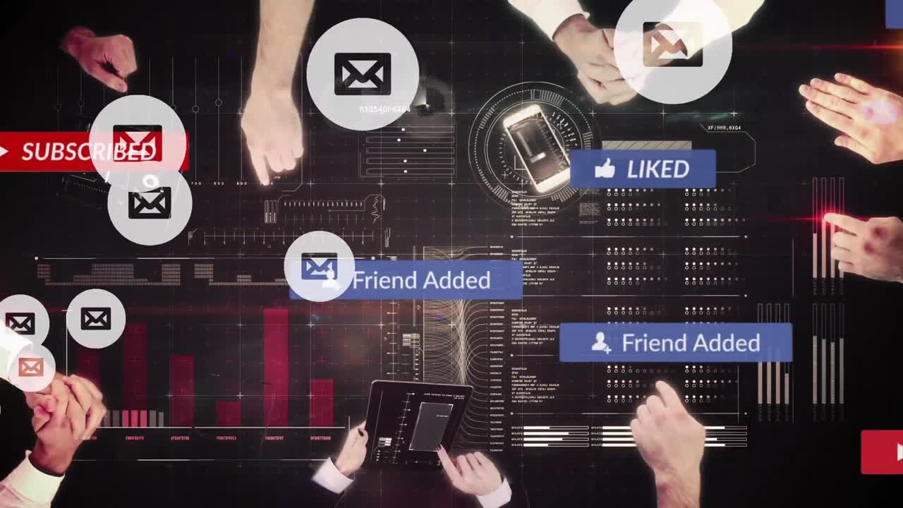 анимация текста социальных сетей на баннерах с цифровыми значками над людьми с электронными устройствами