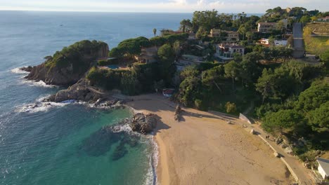 地中海海灘paradisiaca 土耳其藍色水域沒有人 無人機空中觀察西班牙加泰隆尼亞costa brava blanes lloret de mar 馬洛卡巴利埃里克群島