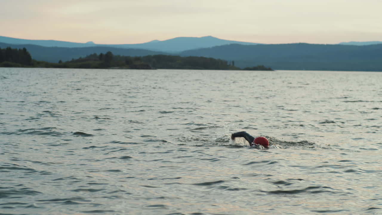 atleta nadando en el lago