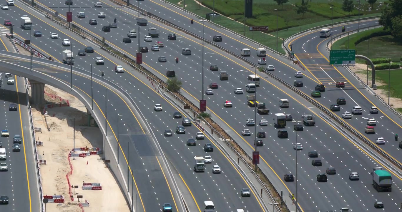 Vista aerea di un trafficato svincolo autostradale a più corsie