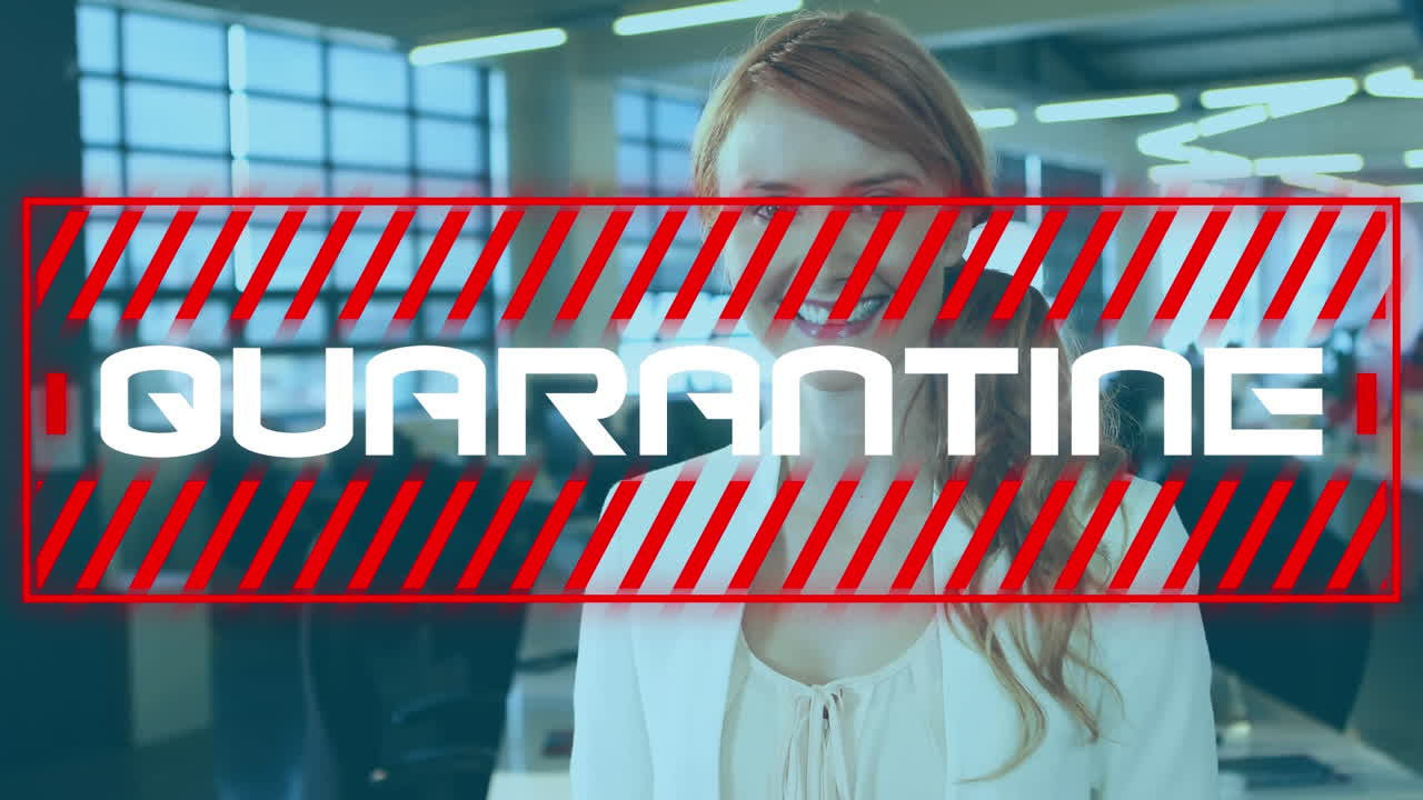 animación del texto de cuarentena sobre una mujer de negocios sonriente