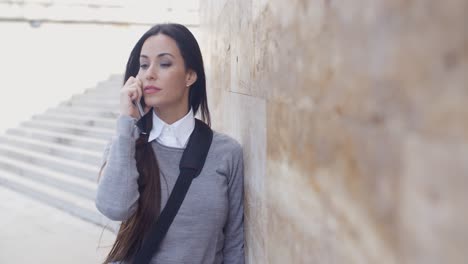 mujer al teléfono con expresión atónita