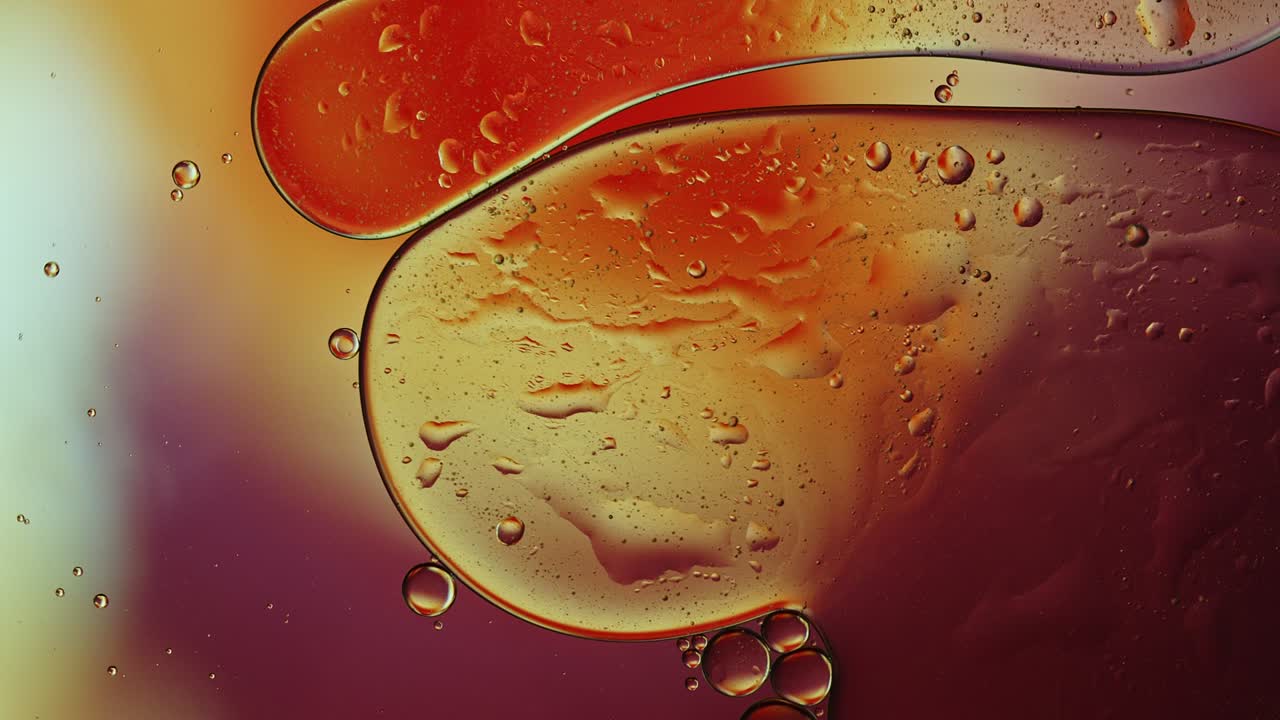 추상적인 다채로운 음식 기름 방울 거품과 구가 흐르고