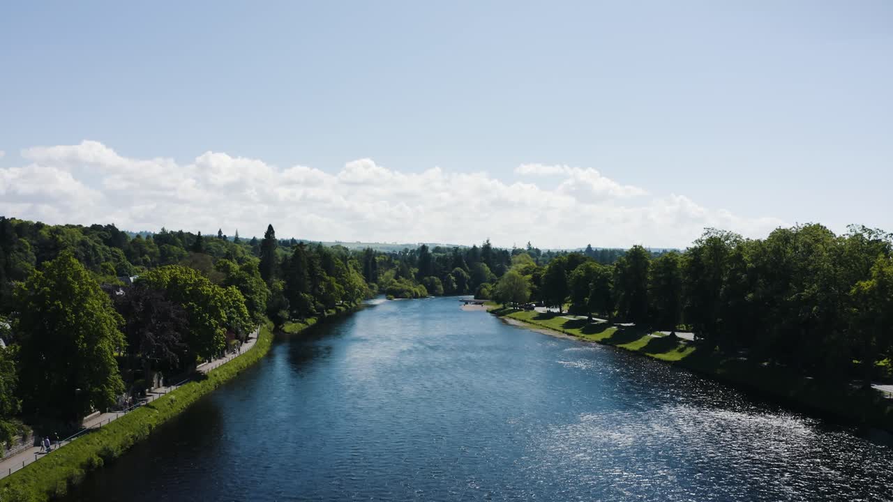스코틀랜드 도시 인버네스 외곽에 있는 강 네스의 조감도