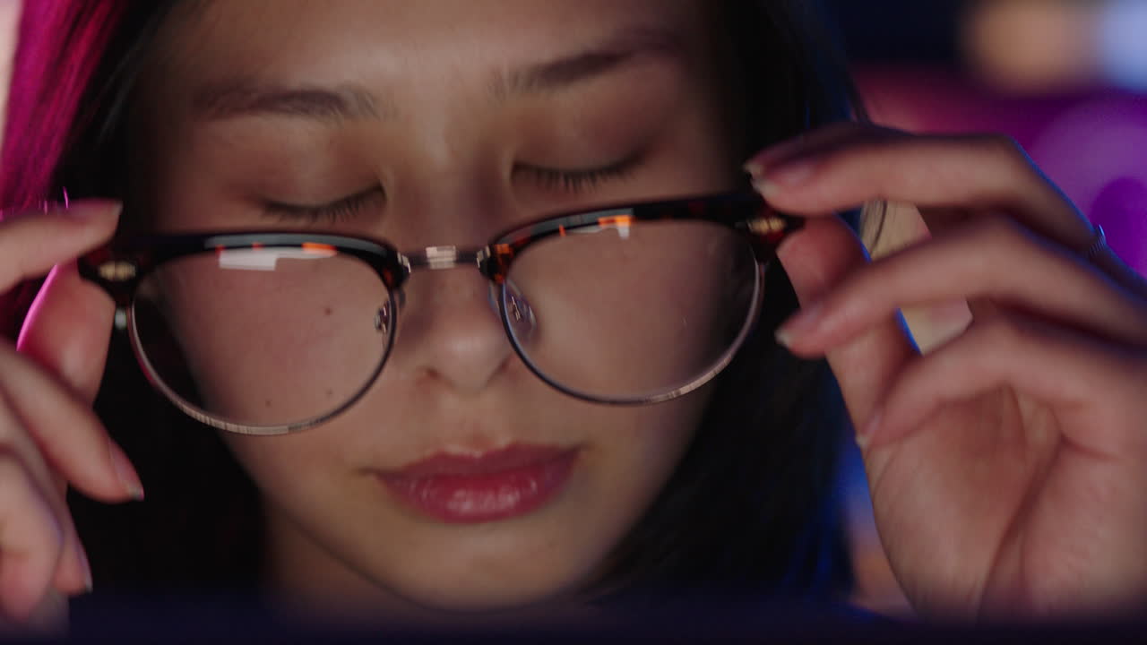 retrato en primer plano de una joven diseñadora asiática que usa computadora diseñando gafas mirando el prototipo en la pantalla trabajando tarde en la noche haciendo lluvia de ideas