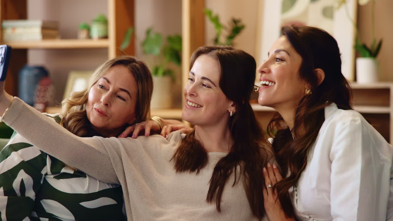 세 명의 여성이 셀피를 찍고 있습니다.