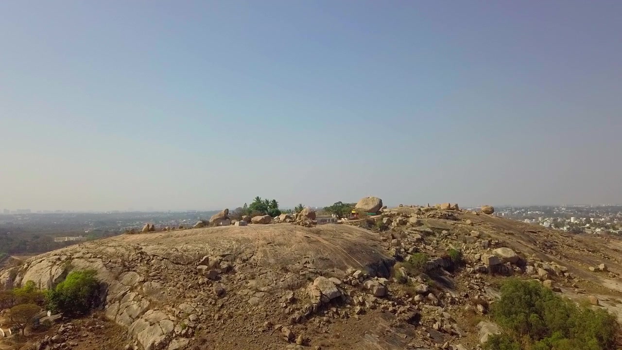 Veduta aerea della rocciosa collina Akkayamma Betta a Bangalore durante il giorno nel Karnataka. 4K. Paesaggio celeste