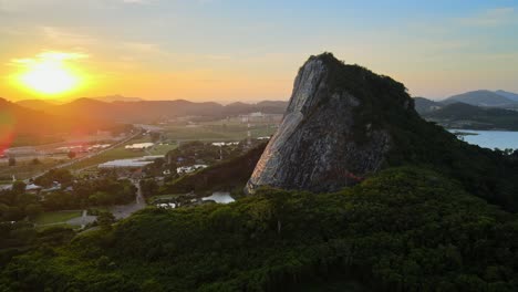 panorámico de 4k de ancho alrededor de la montaña de buda en pattaya al amanecer impresionante