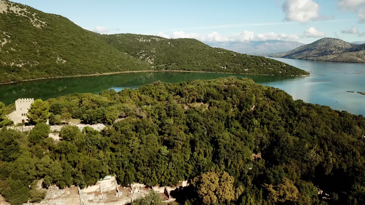 vista desde un avión no tripulado del sitio arqueológico de butrint, albania, europa revelación de todo el sitio