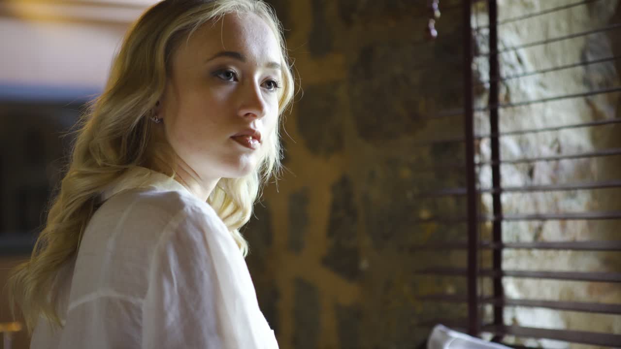 창밖을 바라보는 여자