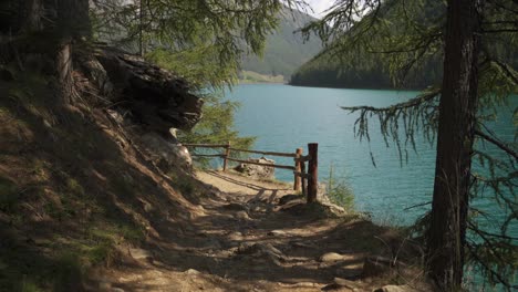 Ruta-De-Senderismo-Escénica-En-La-Costa-Del-Hermoso-Lago-Alpino