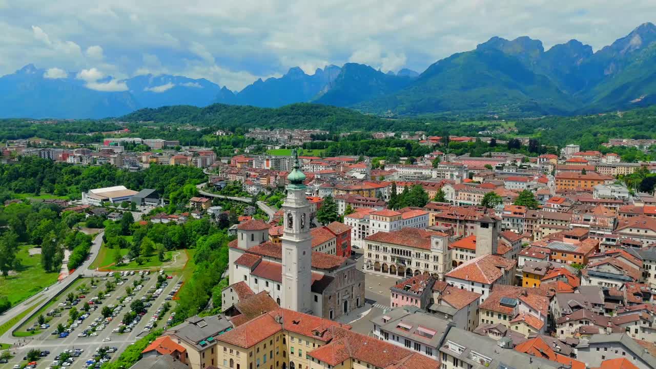 이탈리아 알프스 산맥 에 자리 잡은 도시 의 공중 사진