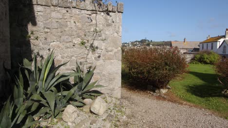 Dependencia-De-Piedra-Con-Un-Arbusto-Fucsia-Y-Agave-América