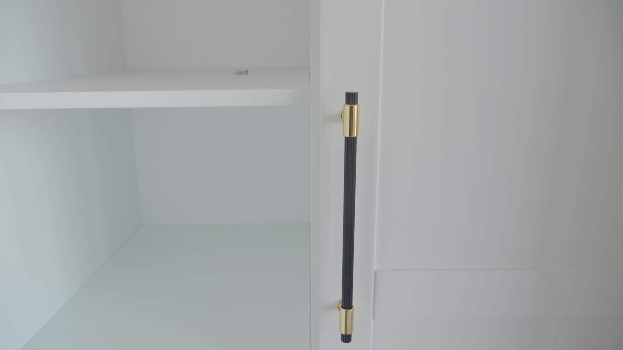 armario blanco con mango negro