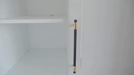 armário branco com alça preta
