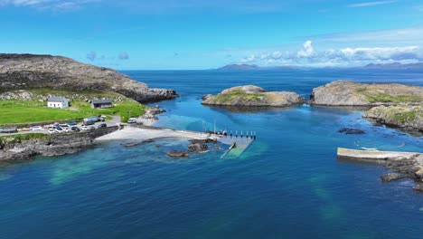 웨스트 코크 아일랜드 (west cork ireland) 는 여름 초에 비아라 반도 (beara peninsula) 에 있는 작은 시 항구이며, 야생의 대서양 길의 자연적인 아름다움으로 가득 차 있다.