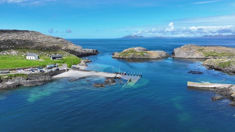 west cork, na irlanda, abrigou um pequeno porto de pesca na península de beara no início do verão. a beleza natural da selvagem via atlântica.