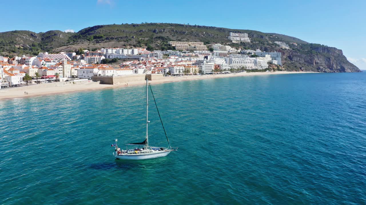 푸른 바다 표면에 있는 세일보트