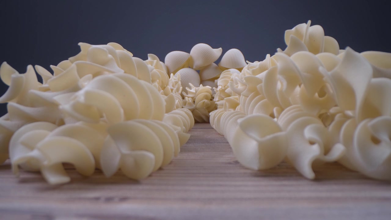 Assortimento di varietà di pasta secca su un tavolo di legno