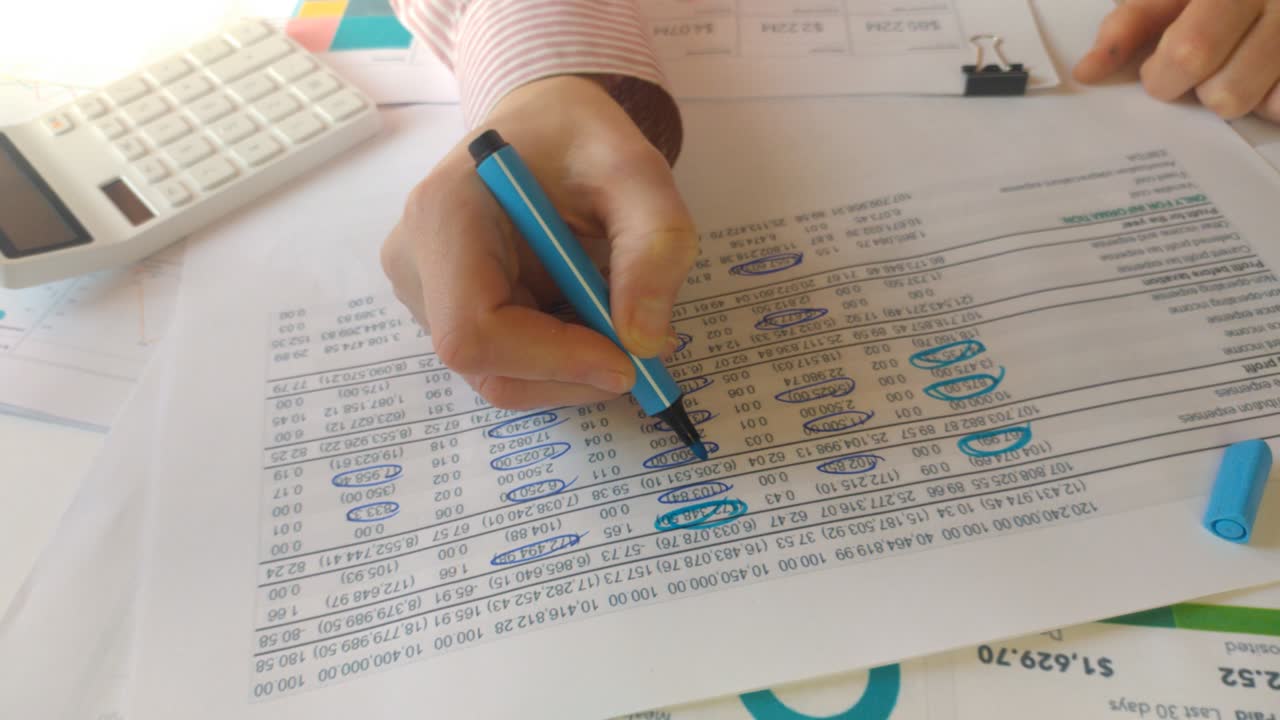 금융 보고서 마커 체크 아웃