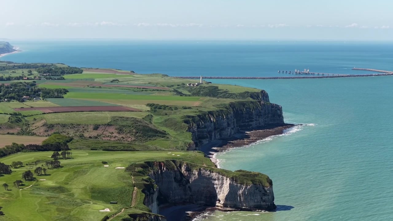 Scogliere di gesso della Costa d'Alabastro di Étretat, Normandia, Francia, paesaggio aereo con drone sul Canale della Manica.
